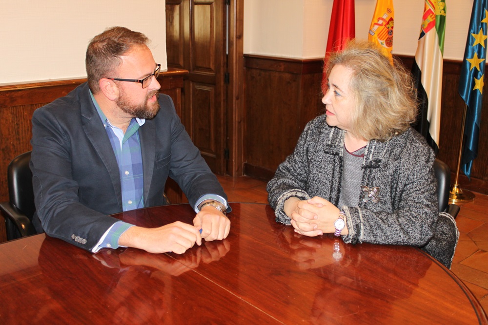 ALCALDE RECIBE A PRESIDENTA DEL CES
