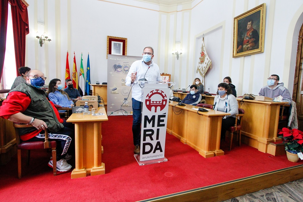 Alcalde en la presentación del kit de Plena Inclusión