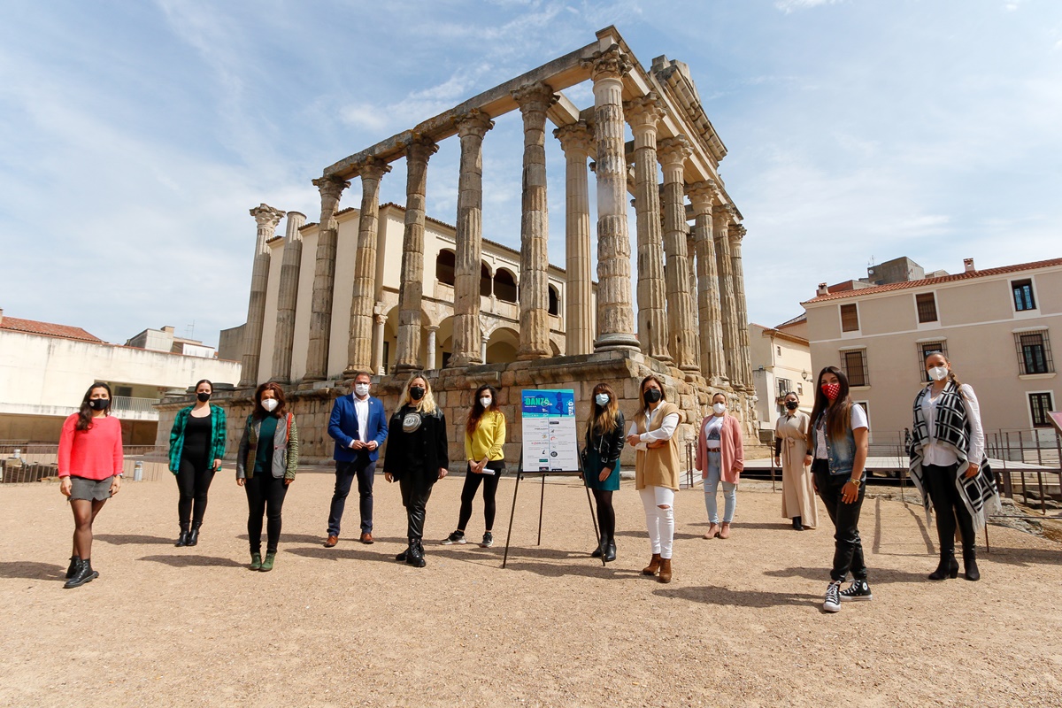 Alcalde en presentación Día de la Danza 2021 en Templo de Diana