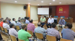Alcalde y presidente Junta con empresarios de El Prado (2)