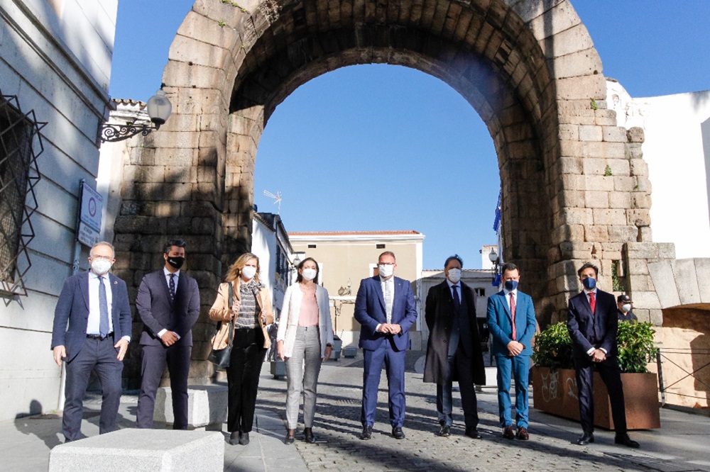 Alcaldes del GCPHE y la ministra en el Arco de Trajano