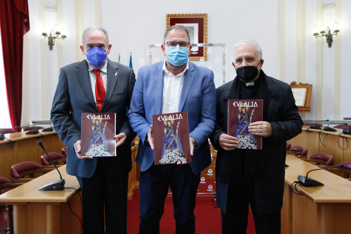 Antonio Rodríguez Osuna Luis Miguel González y Juna Cascos en la presentación de la revista Eulalia 2020