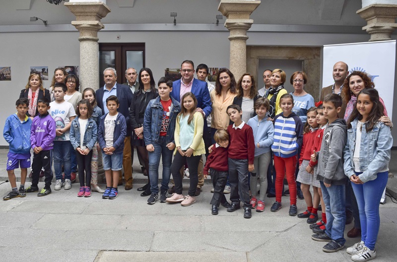 Autoridades y alumnado