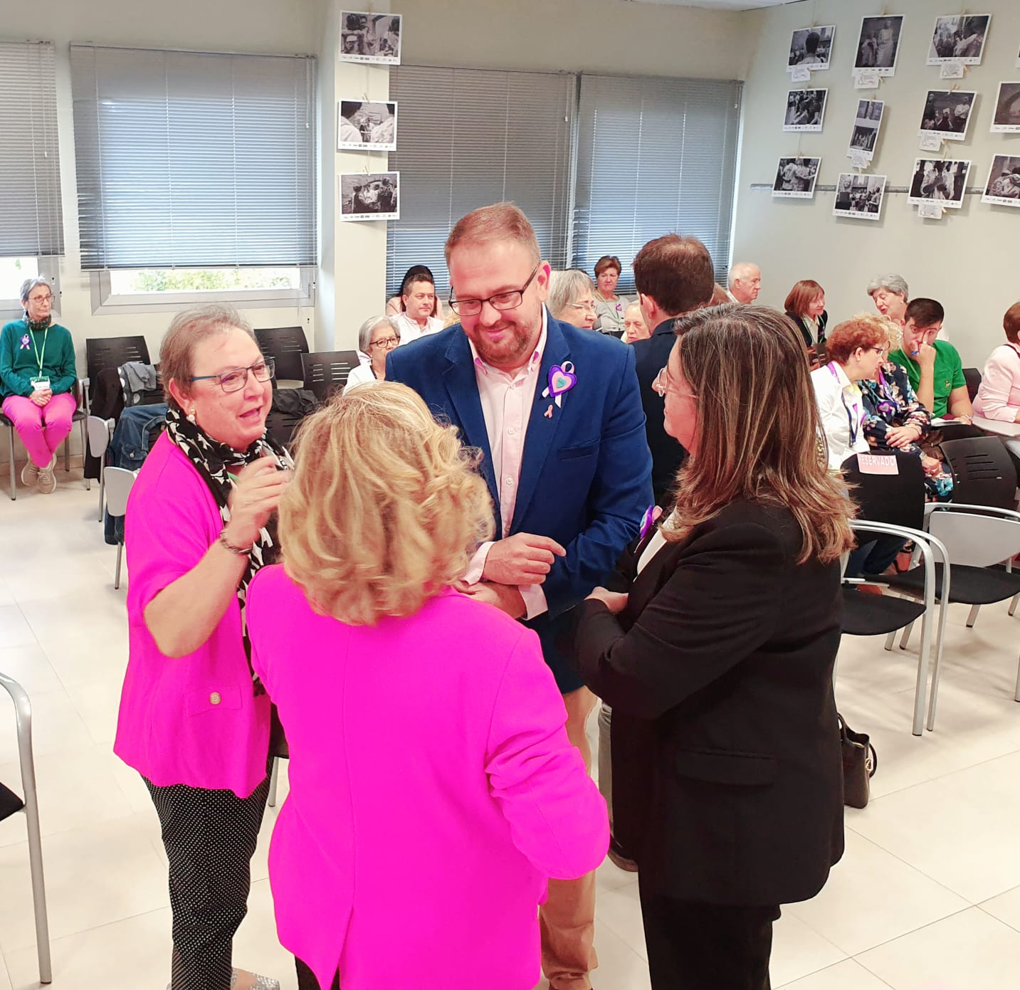 El alcalde charlando en jornadas AOEX