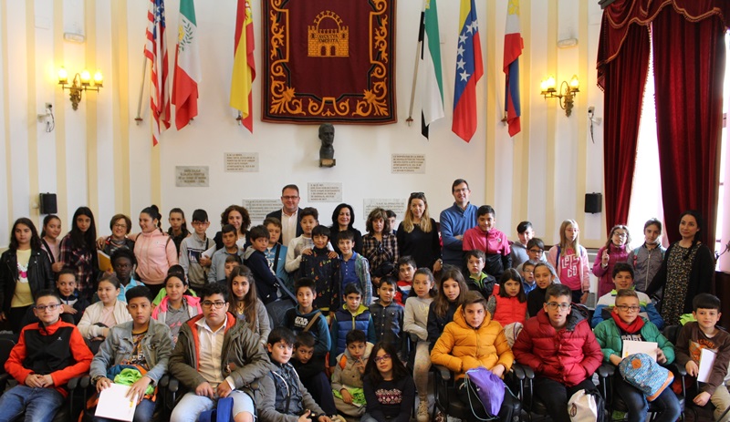 El alcalde y colegios Baeza y Mérida
