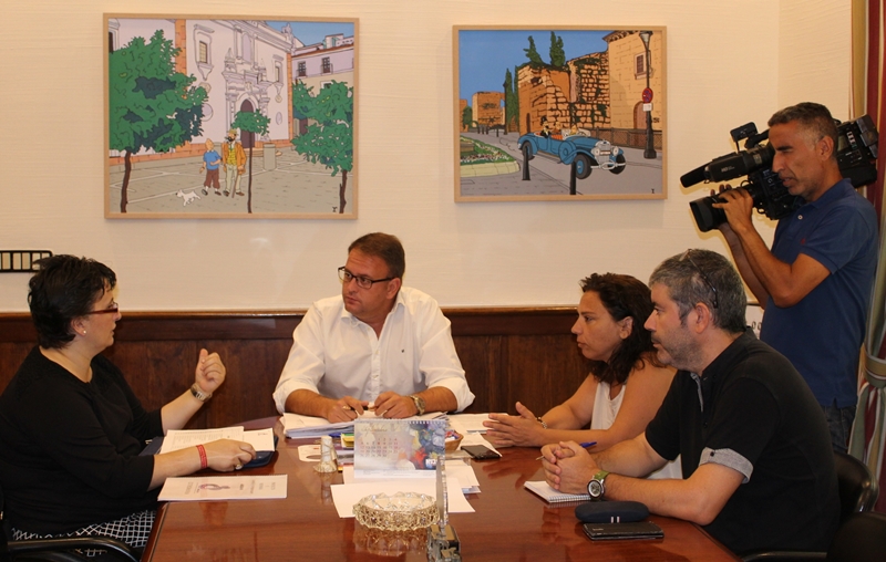 El alcalde y los delegados con la presidenta de AESLEME