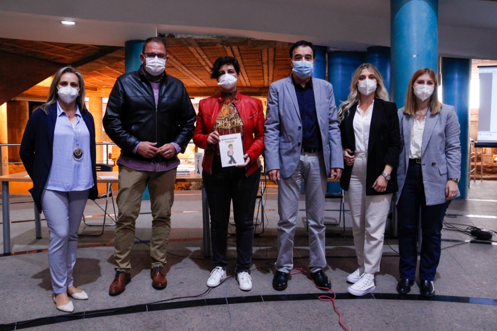 Foto de familia enla presentación del cuento de Susana Fajardo