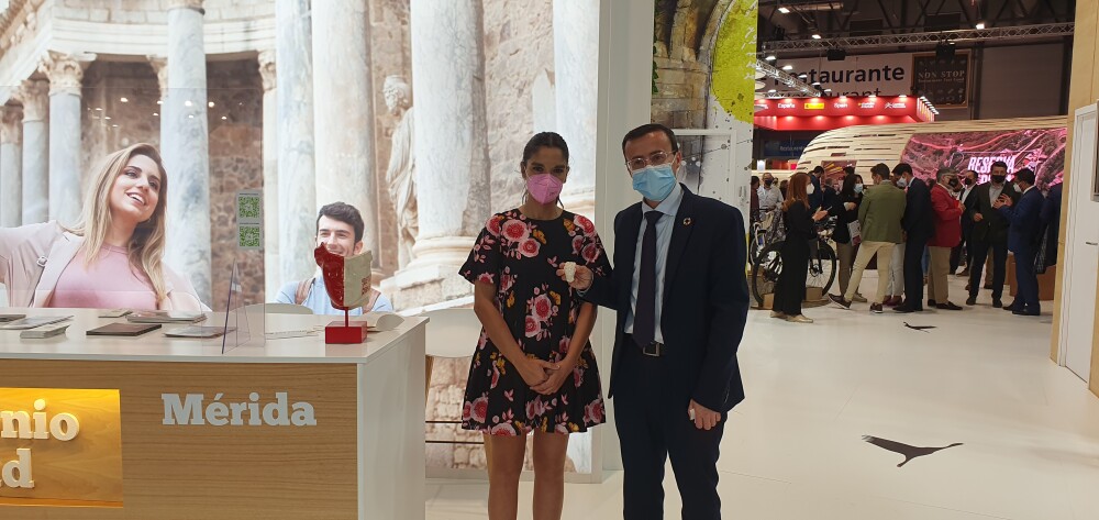 La delegada de Turismo con el presidente de la Diputación
