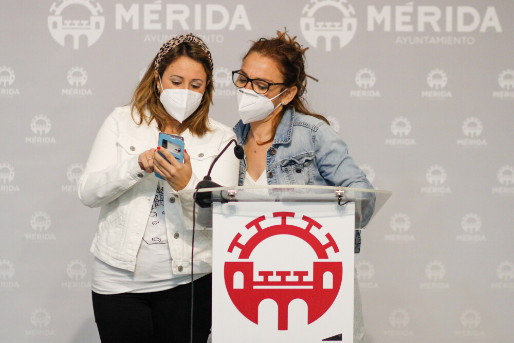 Las delegadas interactúan con la app Merida mejora