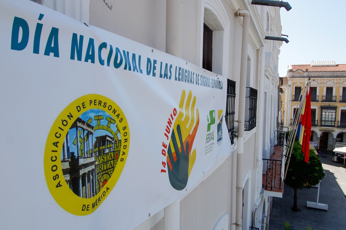 Pancarta en fachada Ayuntamiento