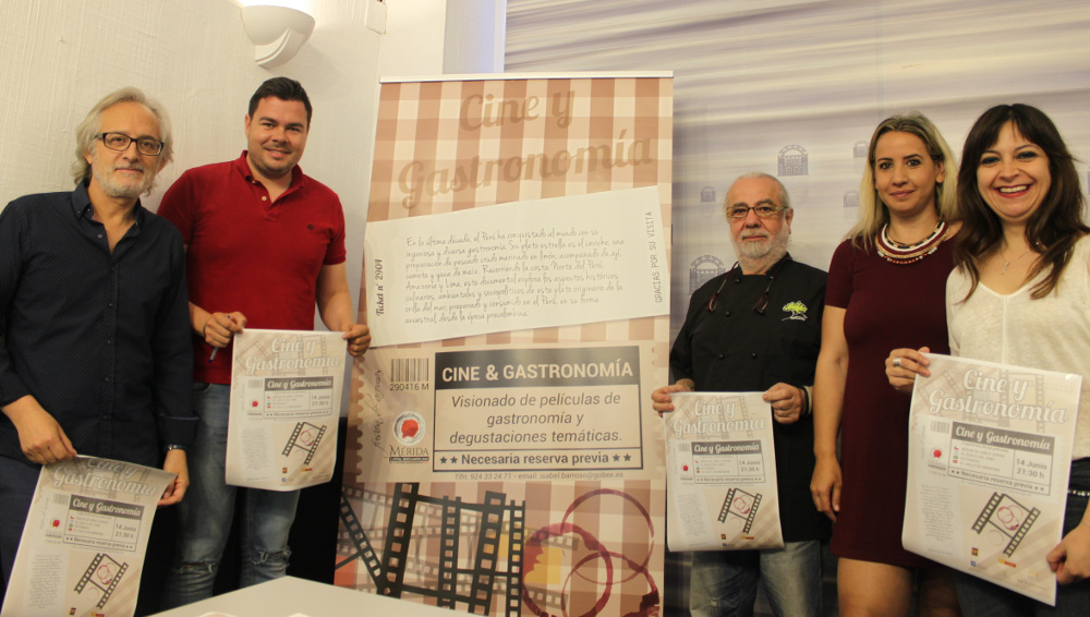 Participantes con el delegado de Turismo