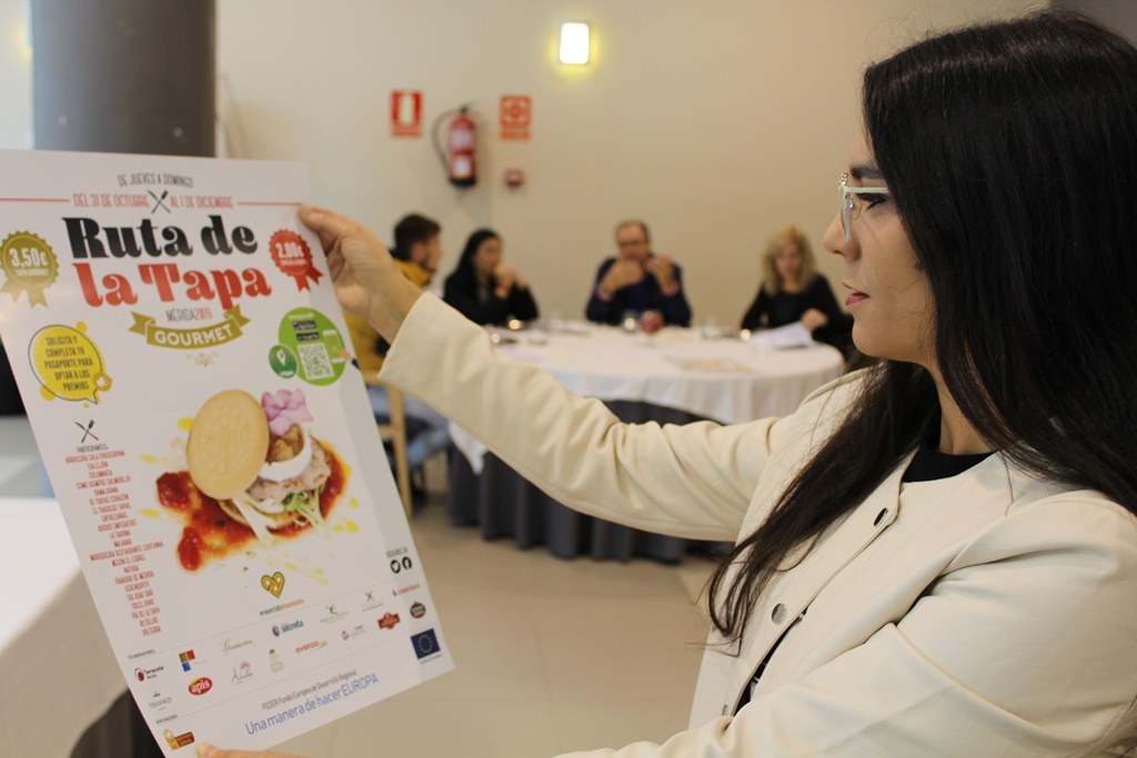 Pilar Amor con el cartel de la Ruta gourmet