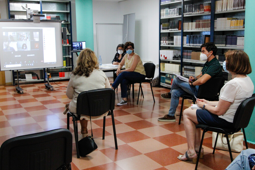 Reunión susana fajardo con equipos directivos de los colegios, algunos participan on line