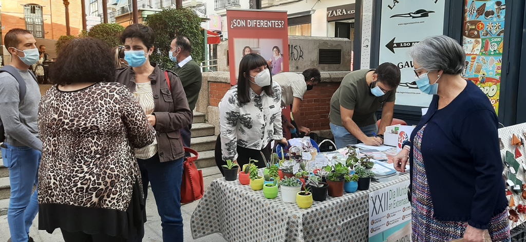 Susana Fajardo en la mesa informativa de Feafes sobre salud mental