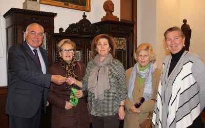 El alcalde entrega las llaves de un nuevo local a la Asociación de Diabéticos de Mérida