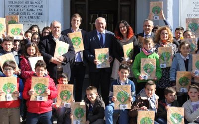 El alcalde presenta el álbum de cromos Mérida: mitos y leyendas a alumnos del colegio Trajano