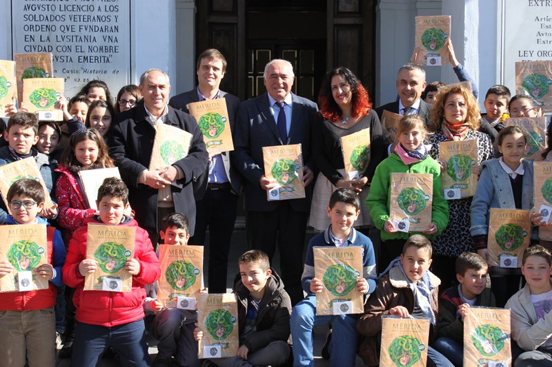 El alcalde presenta el álbum de cromos Mérida: mitos y leyendas a alumnos del colegio Trajano
