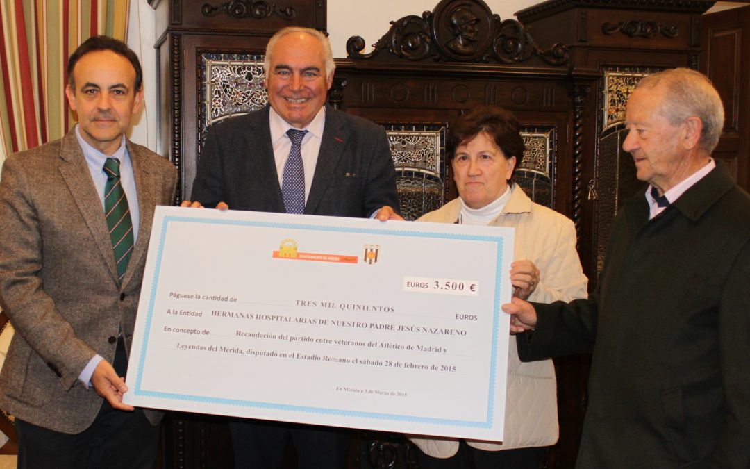 El alcalde y el vicepresidente del Mérida entregan al Comedor social 3.500 euros de la recaudación del partido solidario