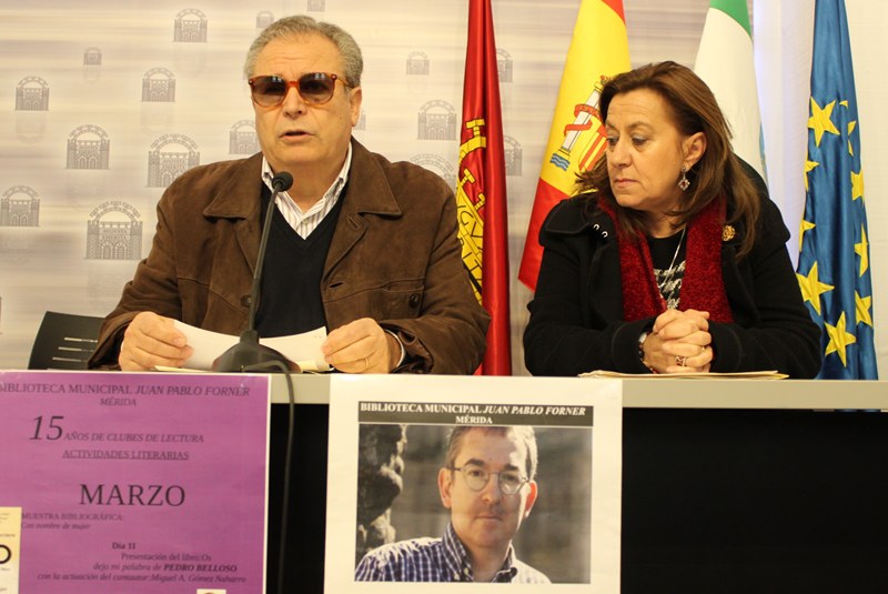El delegado y directora de la Biblioteca municipal.