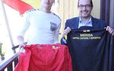 El delegado de Deportes, Juan Carlos Perdigón, ha recibido esta mañana al deportista emeritense José Luis González Sanfélix,