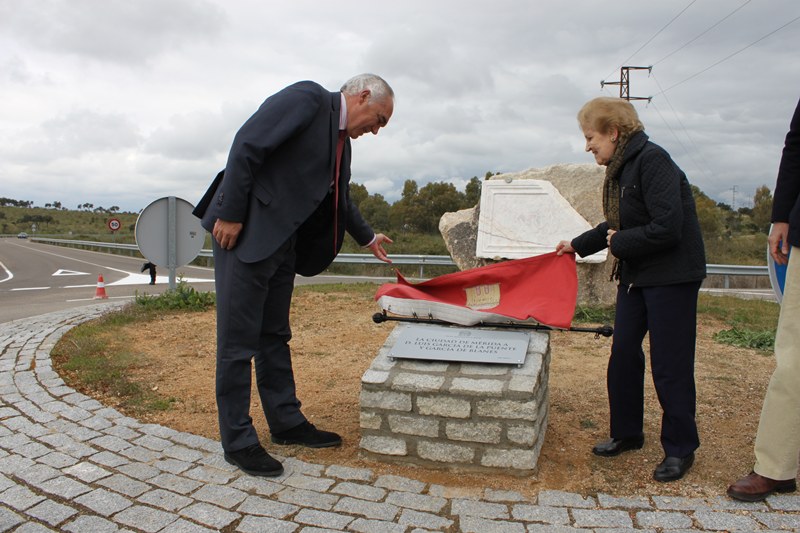 El Alcalde descubre una placa en honor a Luis García de la Puente y García de Blanes en la entrada de Proserpina