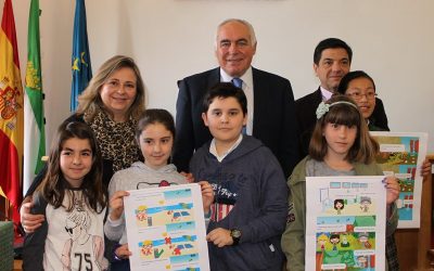 El alcalde entrega los premios del Certamen Internacional de dibujo de aqualia