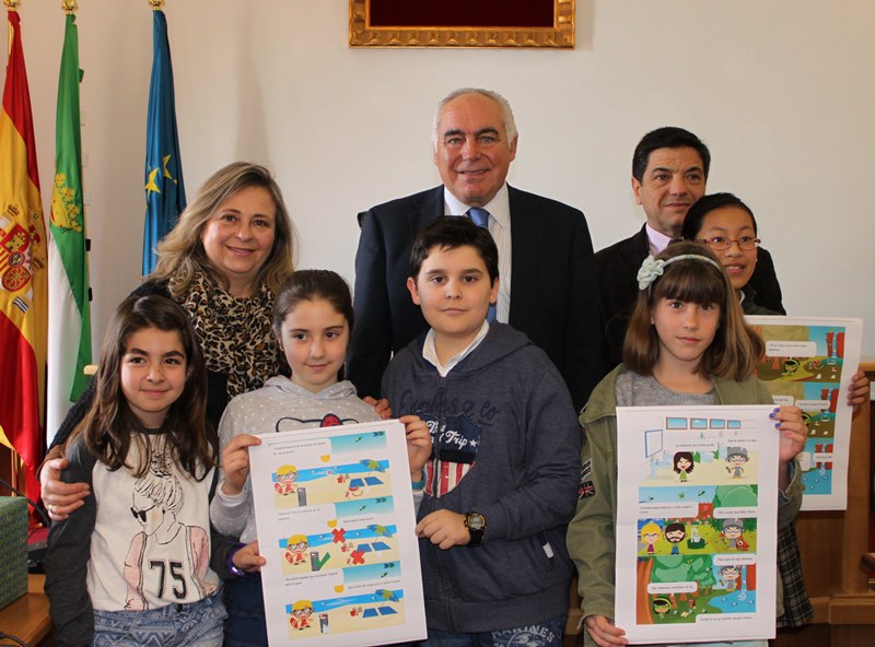 El alcalde entrega los premios del Certamen Internacional de dibujo de aqualia