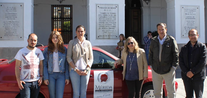 El Ayuntamiento dona alimentos para un proyecto solidario de la asociación gastronómica ‘Legio Gemina’