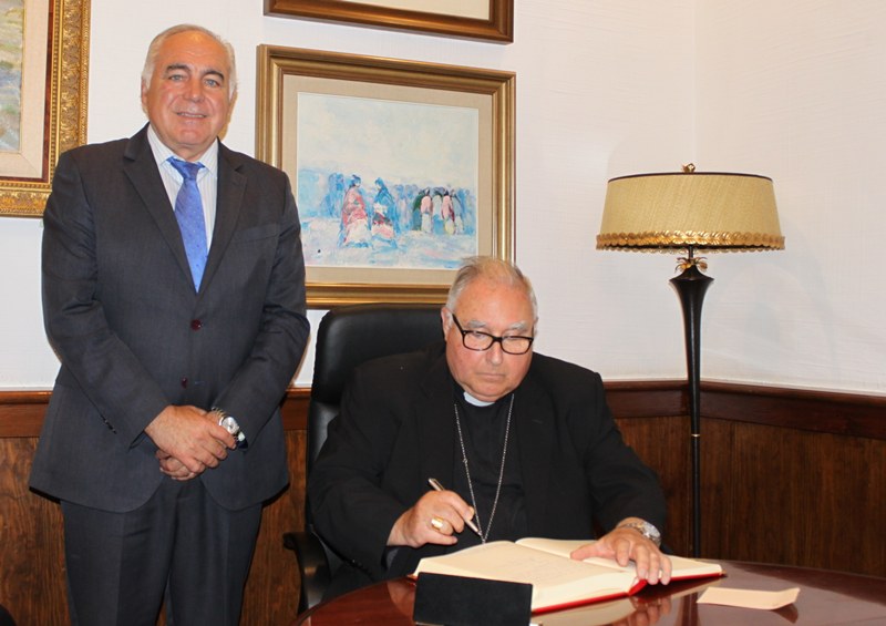 El arzobispo emérito firma en el Libro de Honor del Ayuntamiento