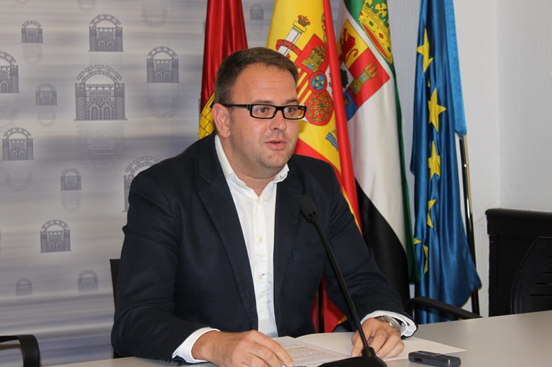 El alcalde detalla diferentes medidas en Personal para dignificar la labor de los funcionarios municipales