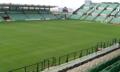 La Junta de Gobierno acuerda resolver el contrato del mantenimiento del césped del estadio
