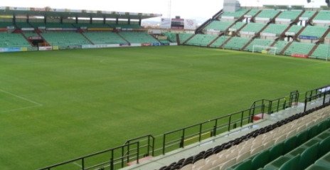 La Junta de Gobierno acuerda resolver el contrato del mantenimiento del césped del estadio