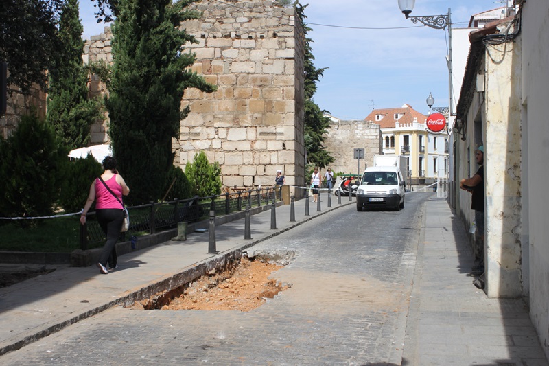 Calle Graciano cortada por rotura tubería (1)