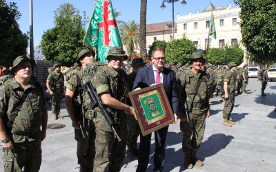 El Grupo Logístico XI celebra en Mérida su 50 Aniversario  y entrega al Ayuntamiento una réplica de su Guión