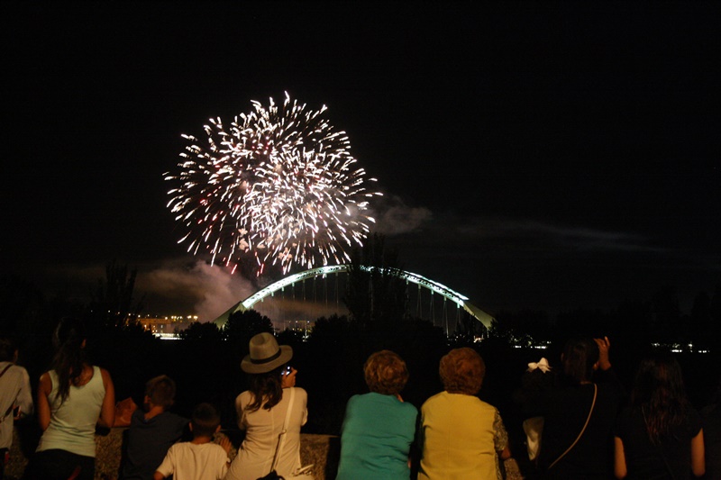 Los fuegos artificiales junto al Palacio de Congresos ponen fin a la feria de 2015