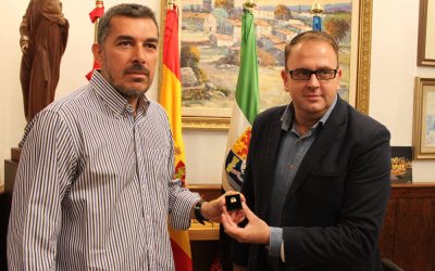 El alcalde entrega el escudo de oro de la ciudad a la nadadora Paloma Marrero