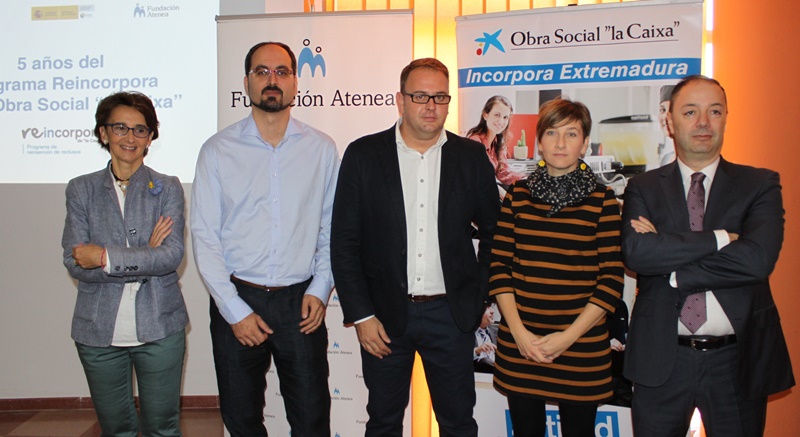 El alcalde con representates de la Fundación y La Caixa, en presentación Reincorpora 10 noviembre 2015