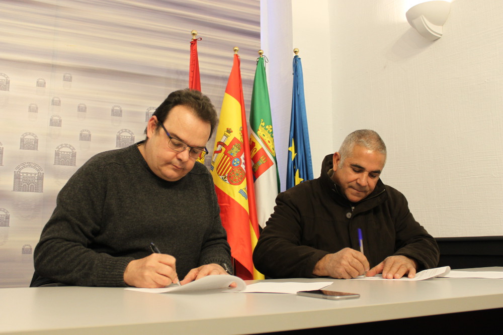 Marco Guijarro y Lucas López, en la firma de la cesión