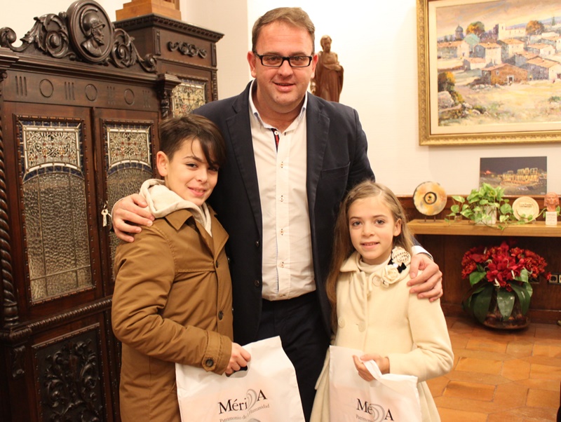 El alcalde con Daniel y Nuria