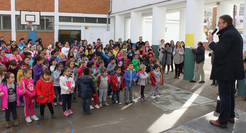 El alcalde con alumnos del colegio La Antigua