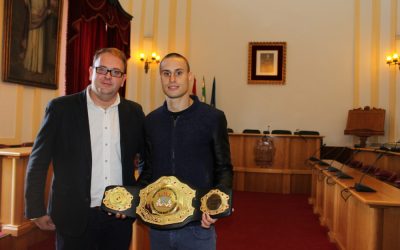 El Ayuntamiento homenajea al emeritense José Luis Gómez Sanfélix, campeón de Europa de Muay Thai