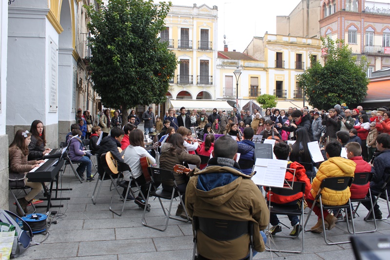 La Joven Orquesta de Mérida, actuando junto al Ayuntamiento