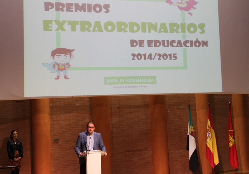 El alcalde asiste a la entrega de los premios extraordinarios de Educación que convoca la Junta