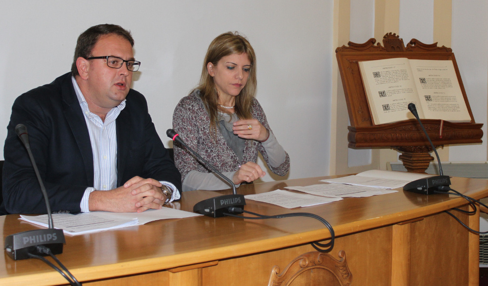 Alcalde y secretaria general Vivienda