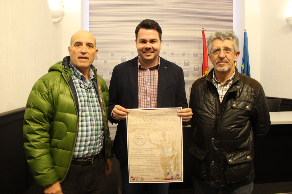 El delegado de Deportes con los organizadores de la ruta senderista