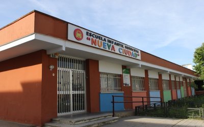 Se inician las obras de reparación de la cornisa de la fachada de la Escuela infantil municipal