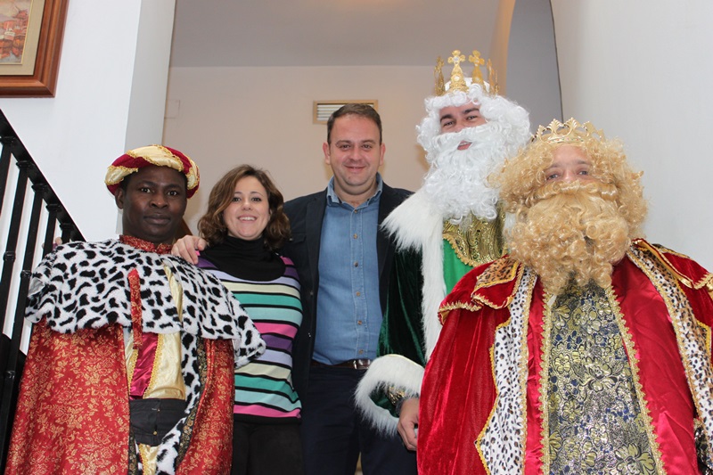 Los Reyes Magos recorren los centros de mayores de la ciudad, tras saludar al alcalde