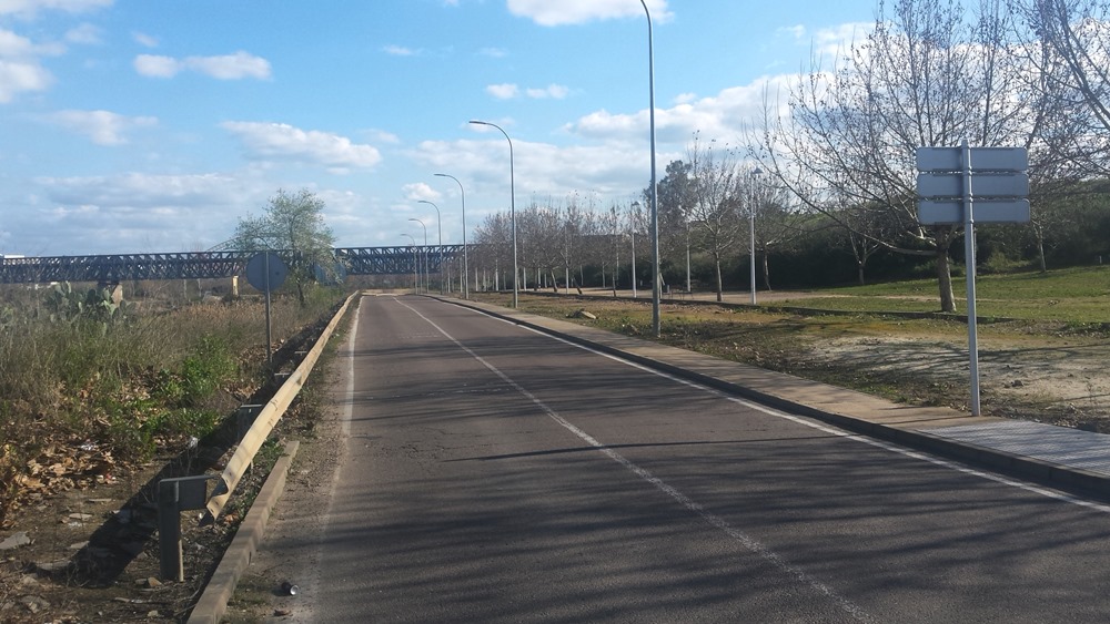 Carretera de acceso a El Prado