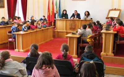 El alcalde pide a los alumnos del colegio miguel de Cervantes que cuiden la ciudad, «que es de todos»