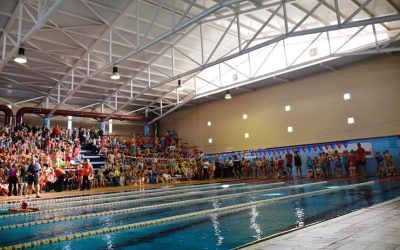 Más de seiscientos alumnos participan en la gymkana escolar de natación